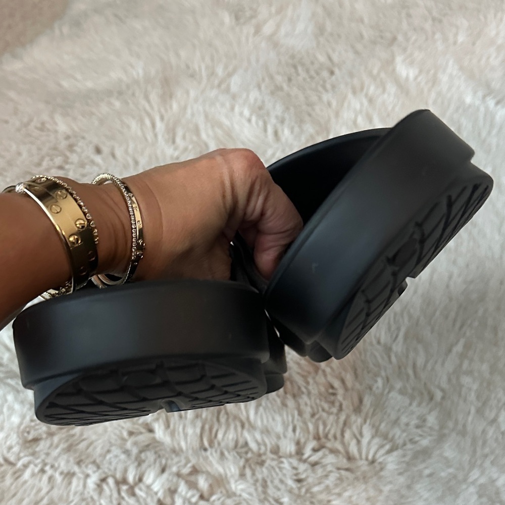 OOFOS Black Men's Sandals - Picture 7 of 7